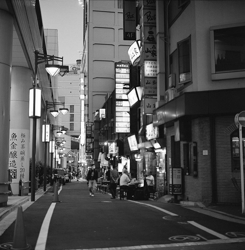 道路で飲むのは気持ちよさそうだが寒そう｜ROLLEIFLEX 2.8F + Kodak TRI-X 400