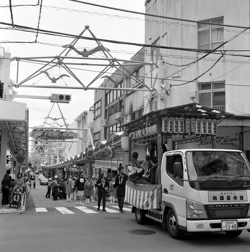 神輿が街を練り歩いています｜ROLLEIFLEX 3.5F + Kentmere 400