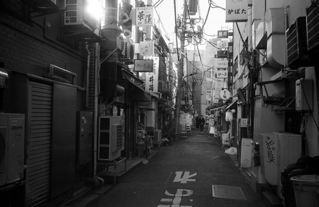 2022年最後のランチを求めて新橋へ|Leica M3 + Summaron 35mm F3.5 with goggles + Fomapan 400 Action
