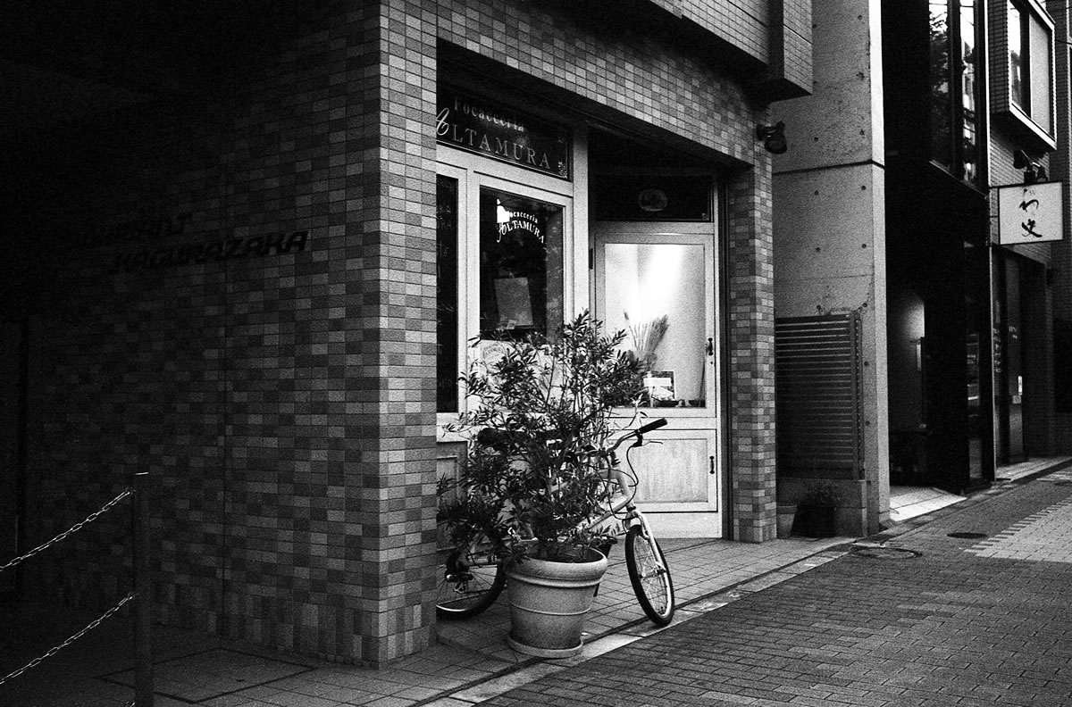 江戸川橋のアルタムーラ｜Leica M3 + Summaron 35mm F3.5 with goggles + Fomapan 400 Action