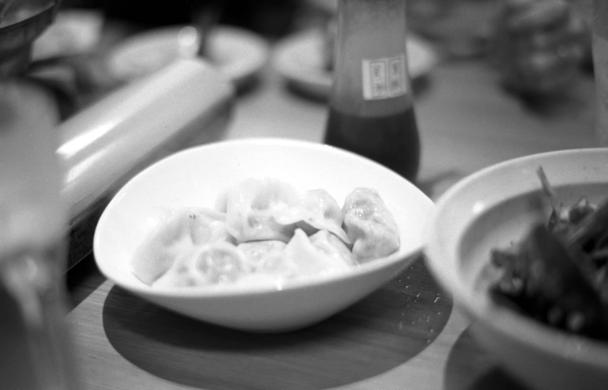 餃子は( ^ω^)・・・|Leica M5 + SUMMILUX-M f1.4/50mm ASPH. + Fomapan 200 Creative