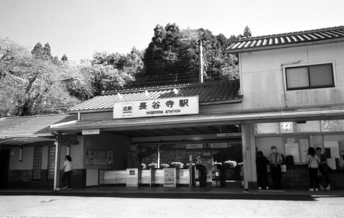 長谷寺駅に着いた｜Leica M5 + Summaron 35mm F3.5 with goggles + Fomapan200 Creative