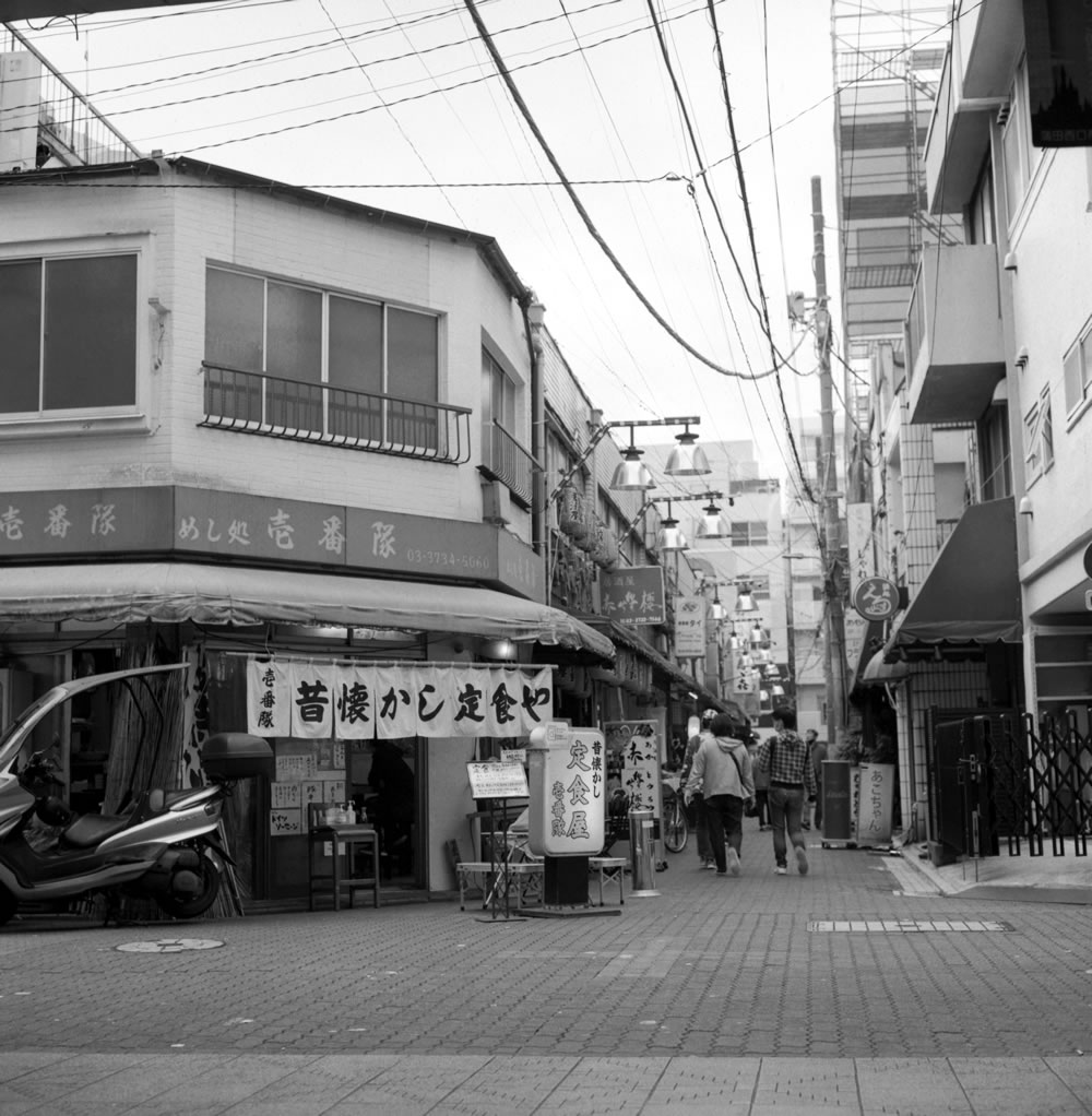 入ってみたいお店がいっぱい｜ROLLEIFLEX 2.8F + Fomapan200 Creative