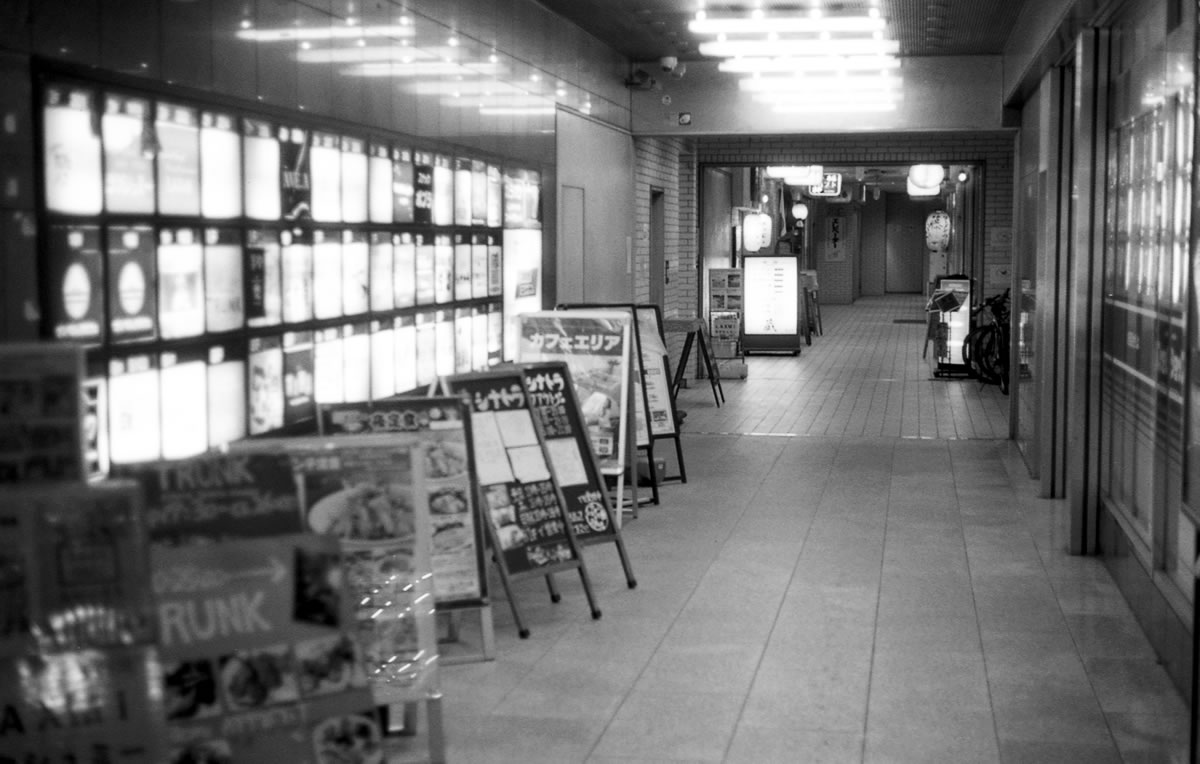 ビルが丸ごと飲食店街！｜Leica M3 + DR Summicron 1:2/50mm + Fomapan 200 Creative