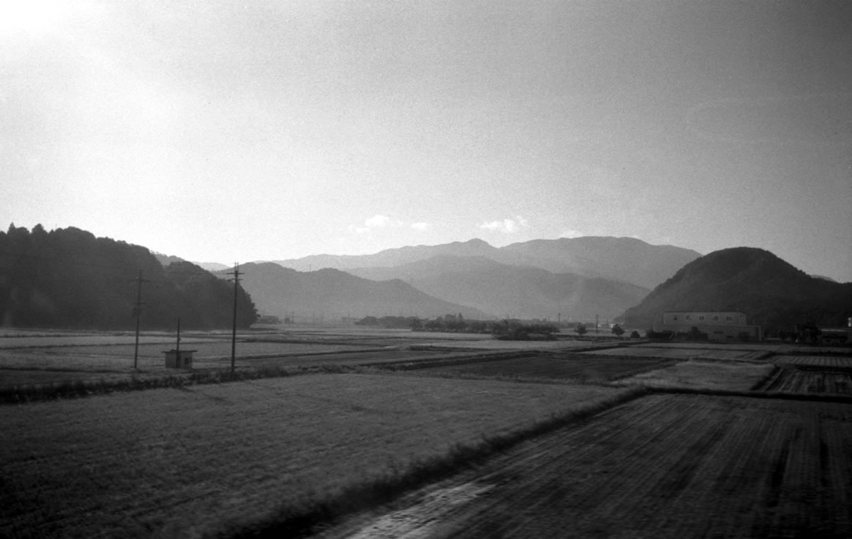 新幹線の車窓｜Leica M5 + Summaron 35mm F3.5 with goggles + Fomapan200 Creative