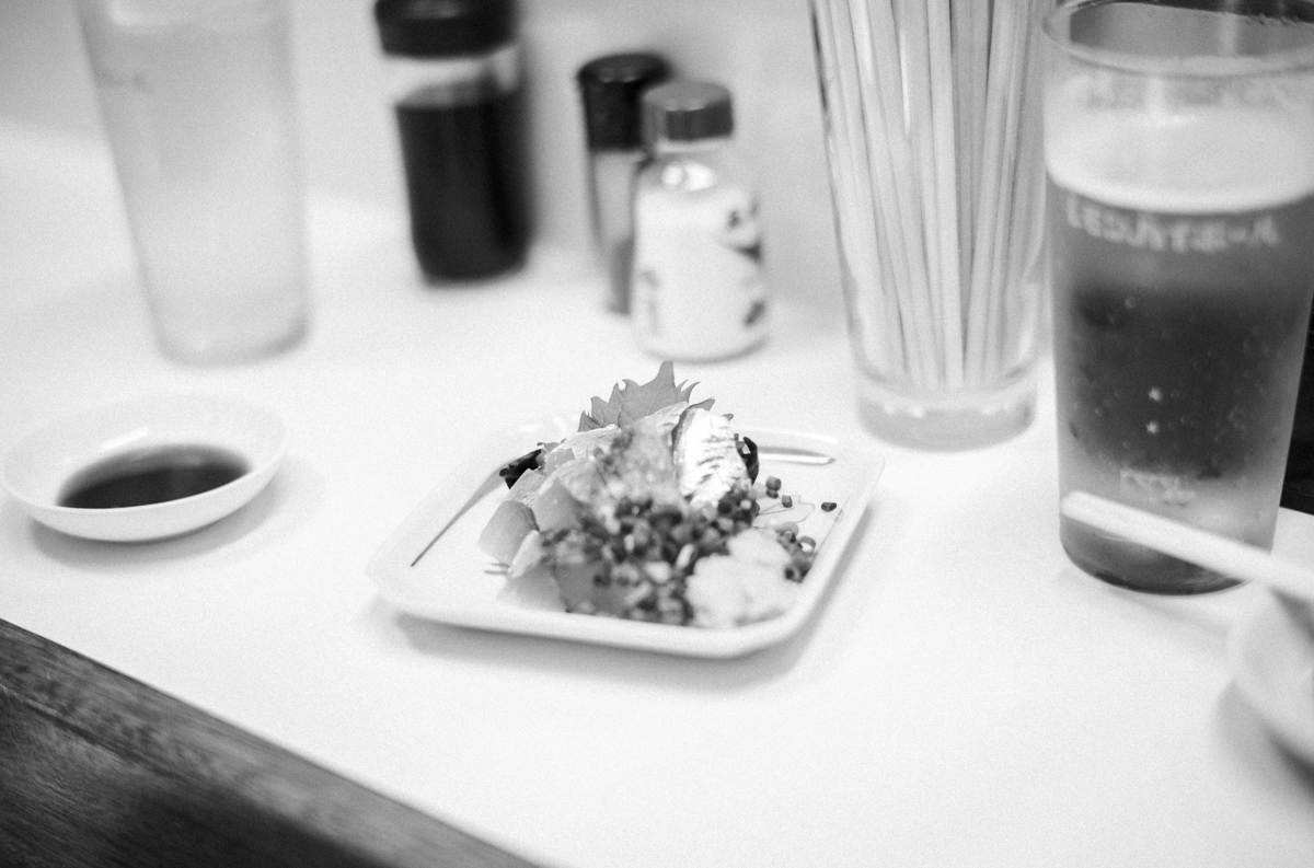 お目当てのイワシもウワサ通りの美味しさで大満足｜Leica M10 Monochrom + SUMMILUX-M f1.4/50mm ASPH.