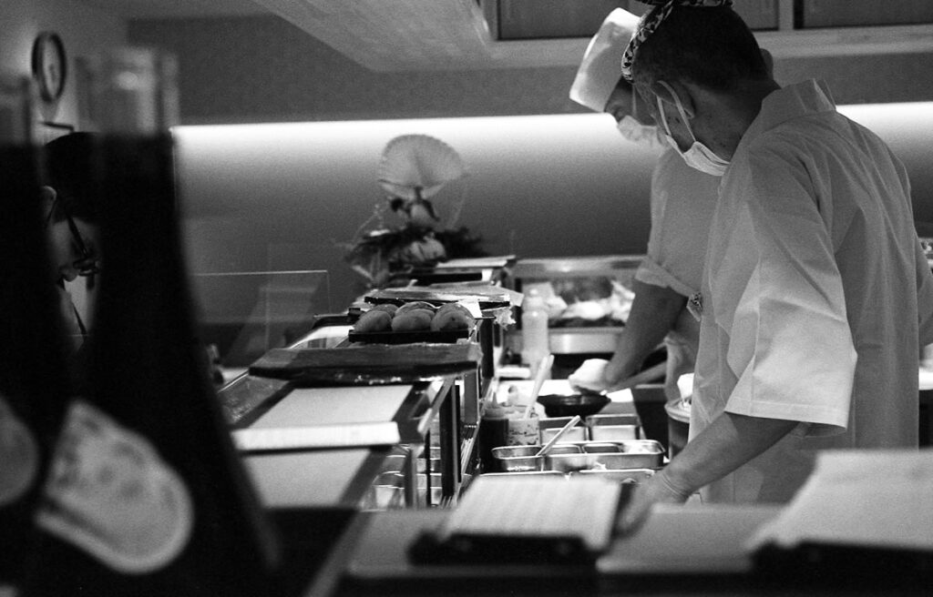 ひなと丸で寿司を味わう①|Leica M5 + DR Summicron 1:2/50mm + Fomapan 400 Action