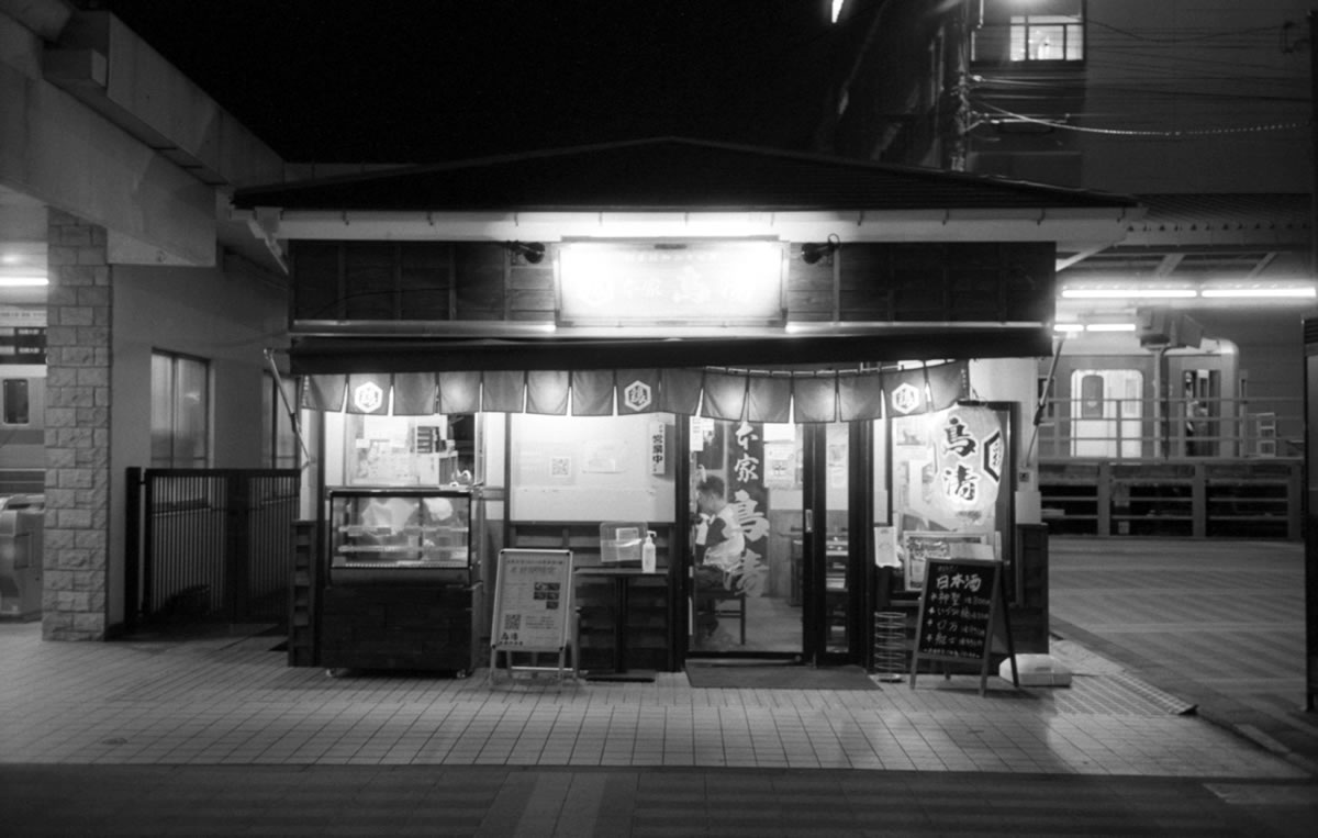 駅の隣にそのお店はありました｜Rollei 35S + Fomapan 400 Action