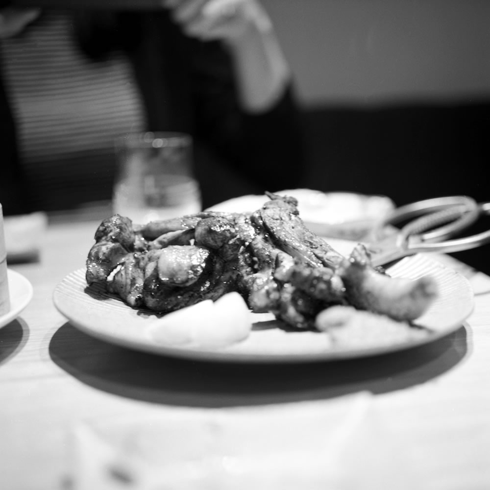 宮崎の炭火焼き地鶏|ROLLEIFLEX 3.5F + Rolleinar 1 Bay II + Kentmere 400