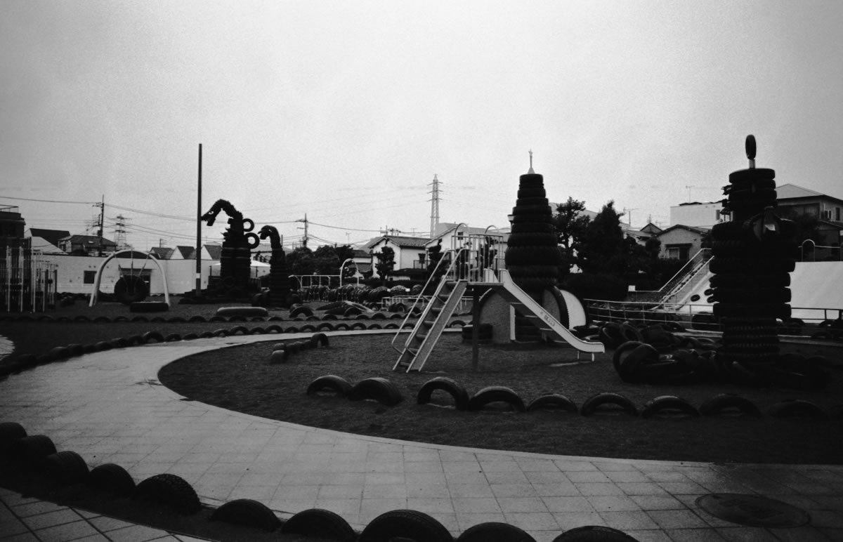 タイヤがいっぱい、タイヤ公園｜Leica M5 + SUMMARON-M f5.6/28mm + Fomapan 400 Action