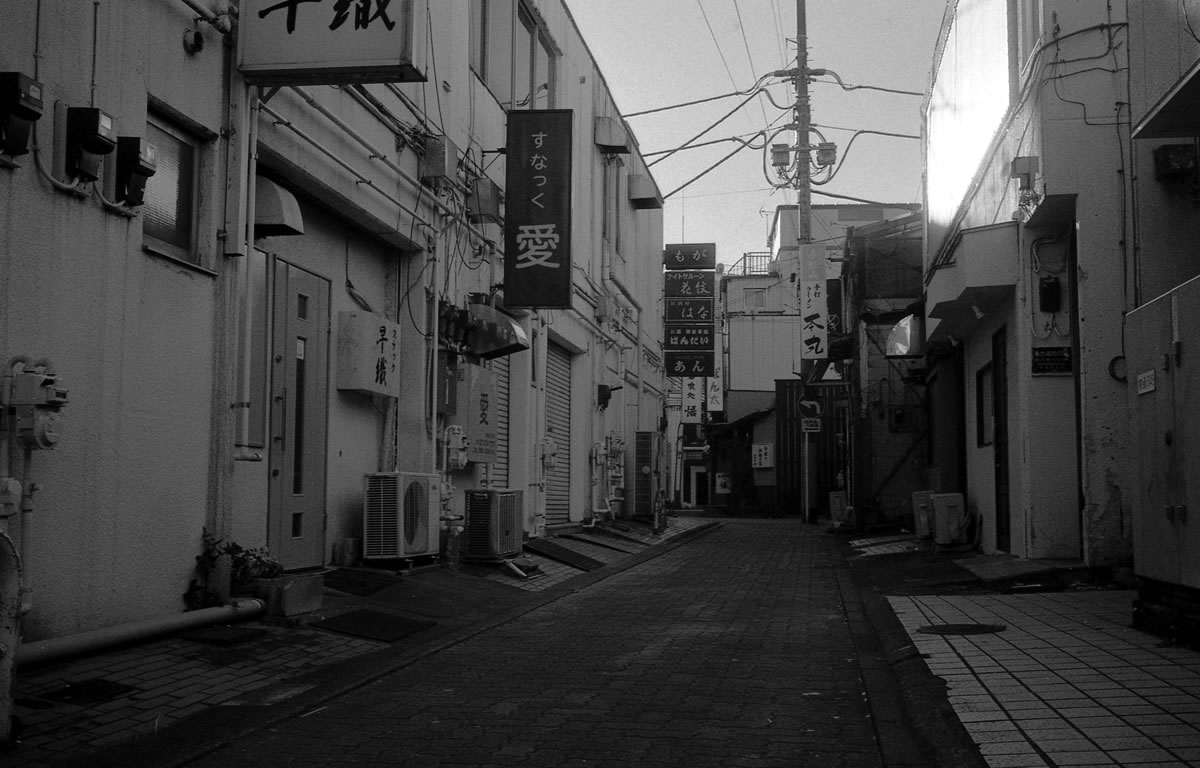 ネオン街を発見｜Leica M3 + Summaron 35mm F3.5 with goggles + Fomapan 400 Action