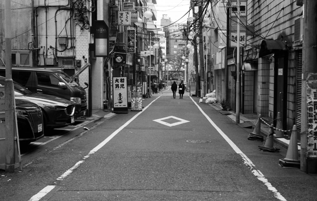 天下の2丁目も昼は静か｜Leica M5 + SUMMILUX-M f1.4/50mm ASPH. + Fomapan 400 Action