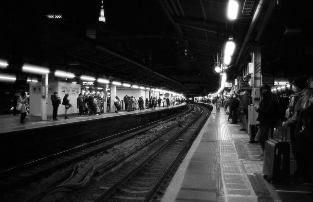 ライカ片手に元旦に寿司を食べに行く|Leica M5 + Summilux 35mm f1.4 + Fomapan 400 Action