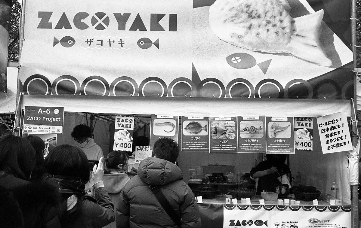 未利用魚のお好み焼きは大行列!|Leica M3 + Summaron 35mm F3.5 with goggles + ILFORD HP5 PLUS