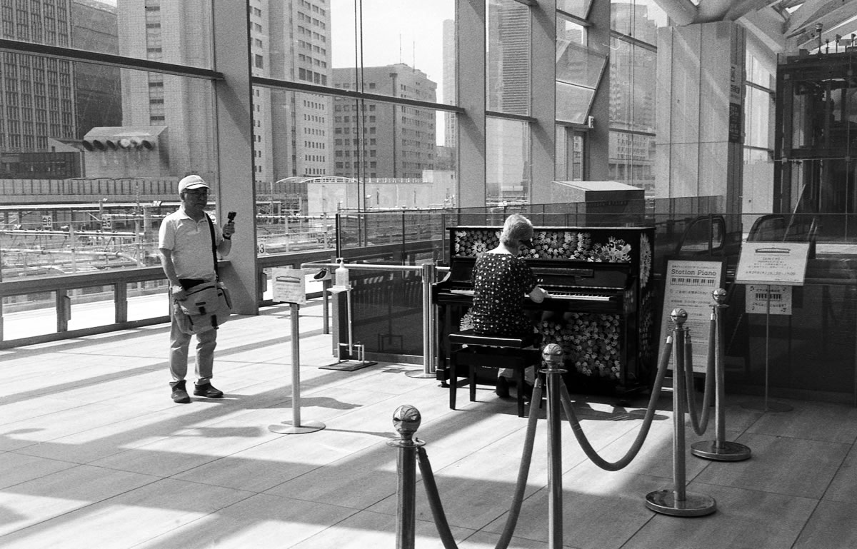 ピアノを弾く人それを撮る人｜Rollei 35S + MARIX 400