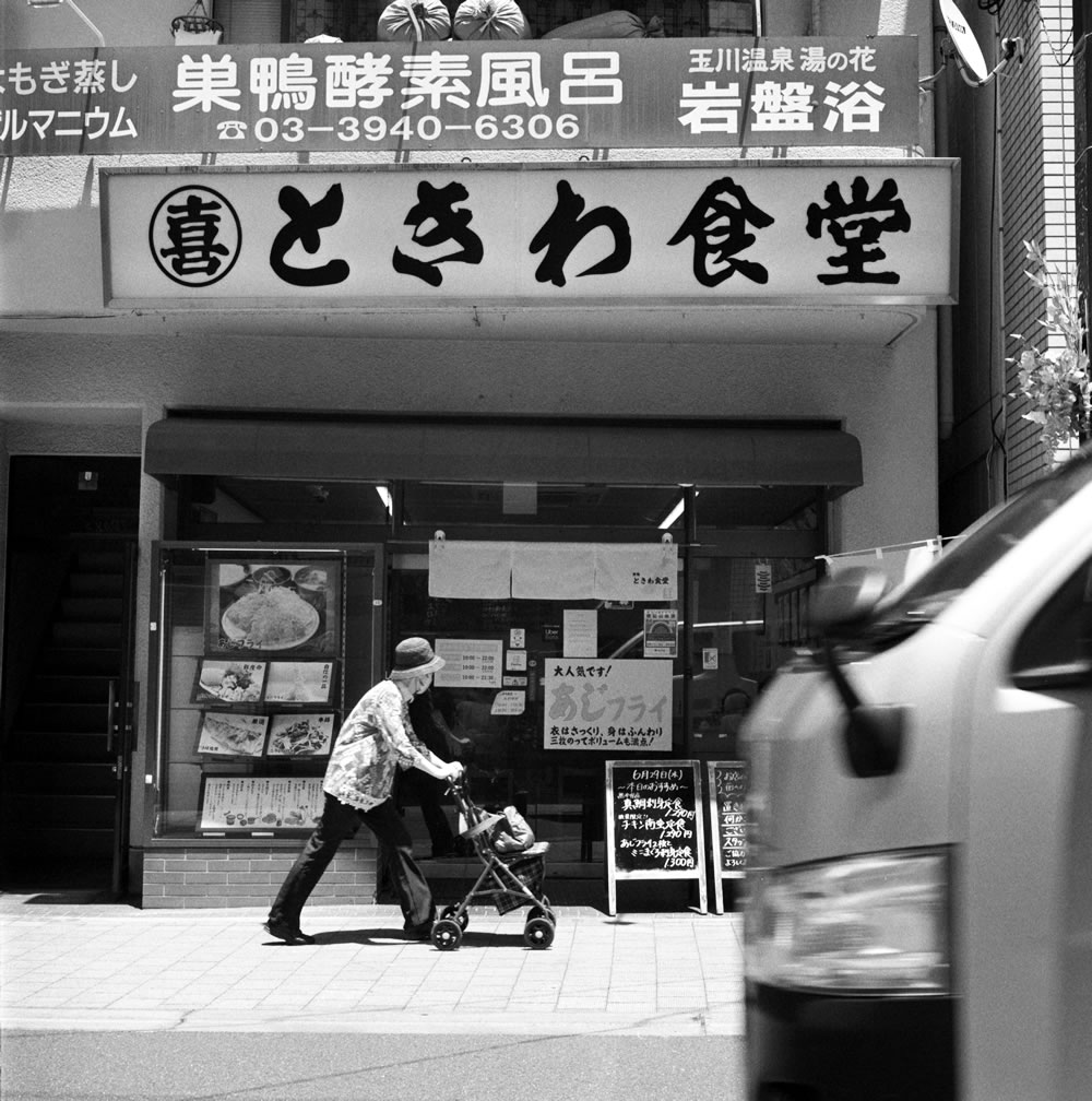 巣鴨商店街のアジフライ屋さん｜ROLLEIFLEX 2.8F + Fomapan 400 Action