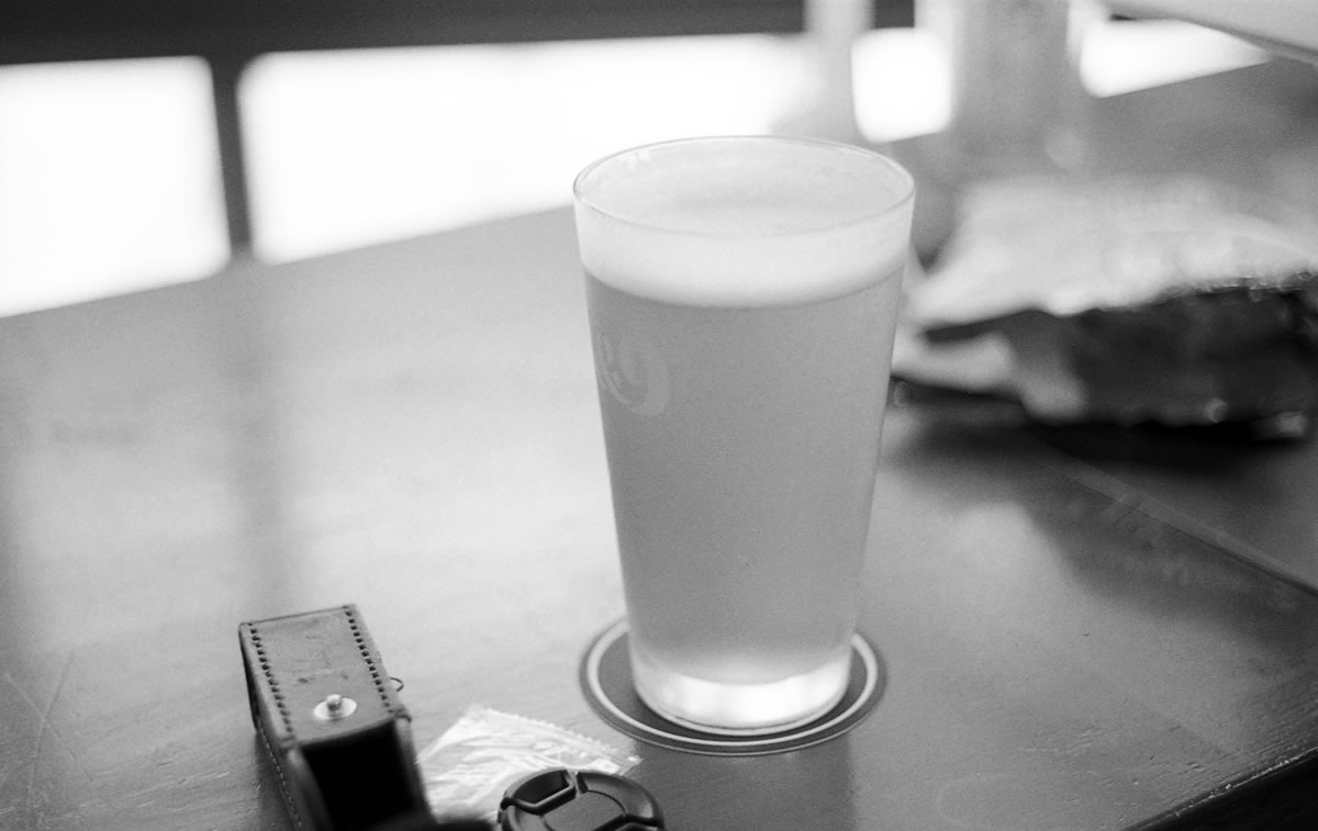 ビアカフェ「COFFEE AND BEER &9」のクラフトビール｜Leica M3 + DR Summicron 1:2/50mm + ILFORD HP5 PLUS