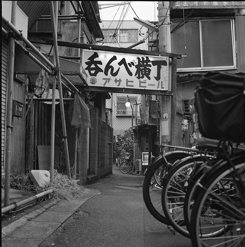 京成立石の有名な吞んべ横丁｜ROLLEIFLEX 2.8F + フィルム失念