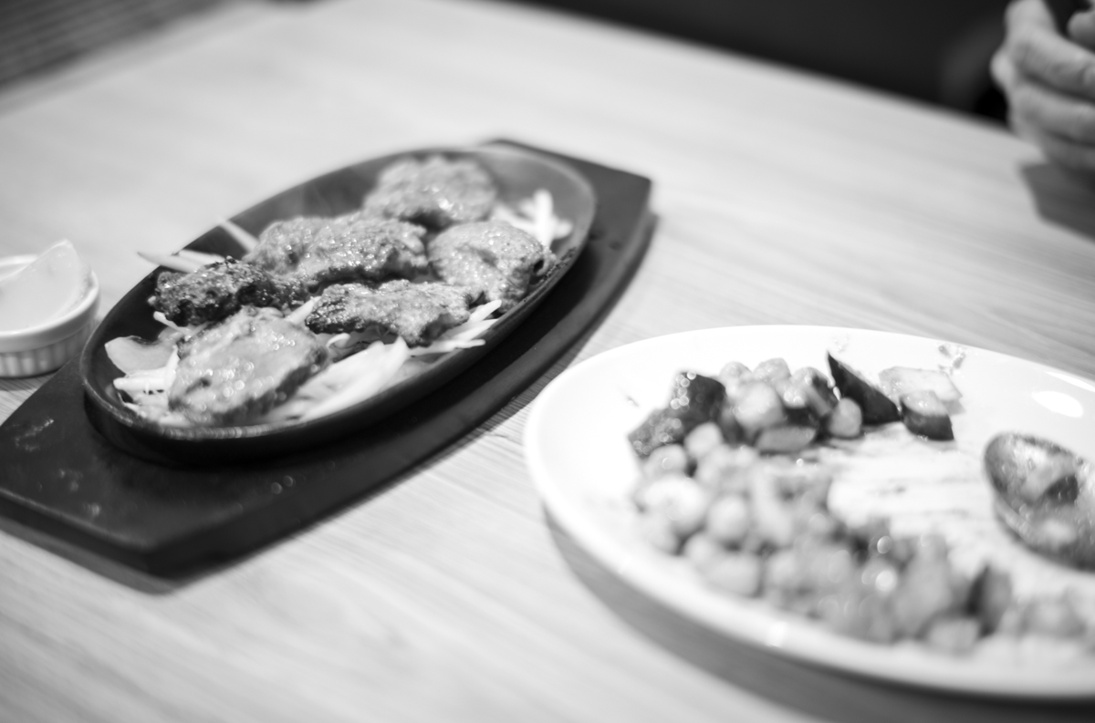 ヒツジの串焼きも柔らかくて美味しい｜Leica M10 Monochrom + SUMMILUX-M f1.4/50mm ASPH.