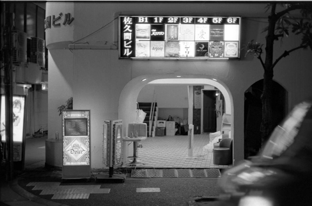 五反田の静かな夜の街｜Leica M3 + C Sonnar T* 1.5/50 ZM + Fujifilm Neopan 400 Presto