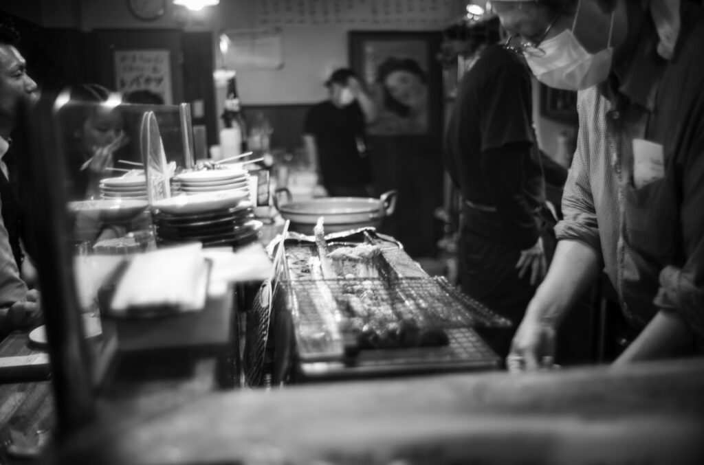 やまちゃんのやきとんに舌鼓|Leica M10 Monochrom + Summilux 35mm f1.4