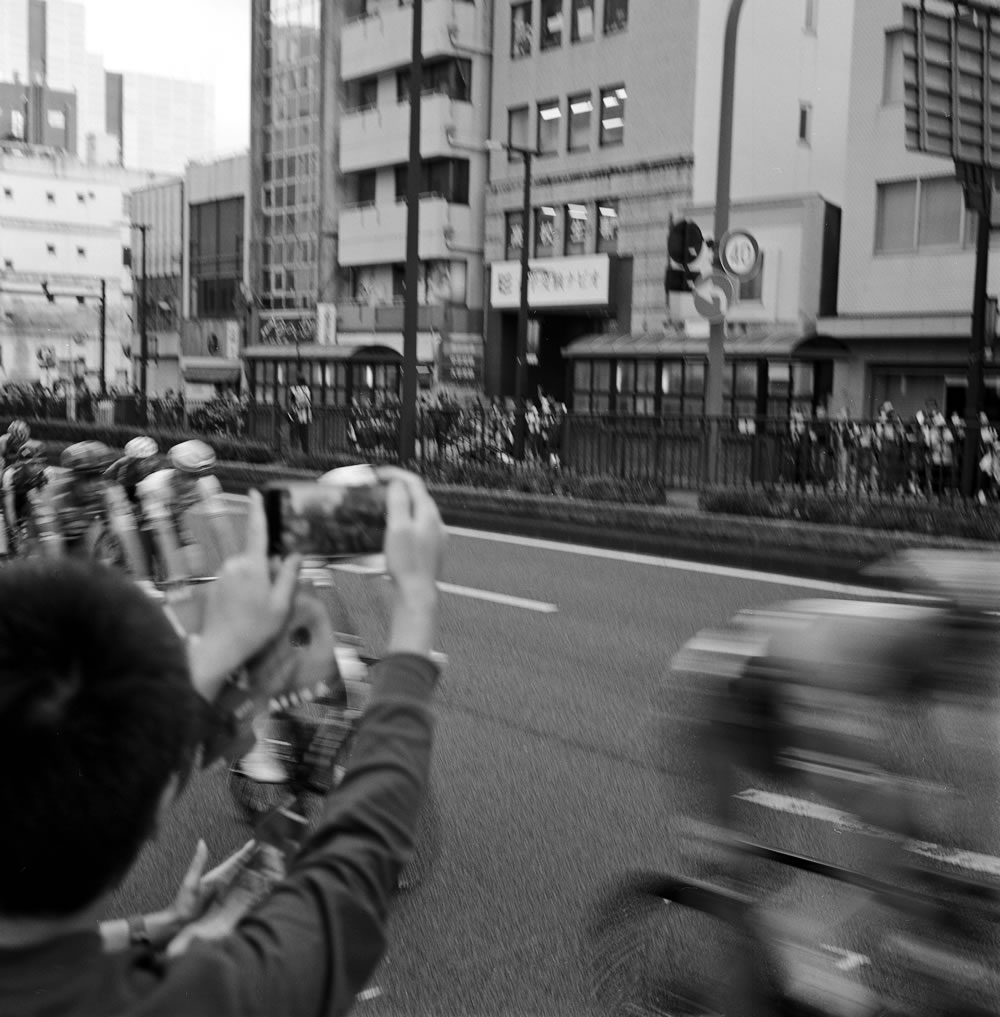 興奮のレースを撮ったつもり｜ROLLEIFLEX 3.5F + Kentmere 400