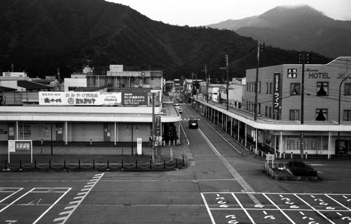 六日町の町並み｜Rollei 35S + Fomapan 400 Action