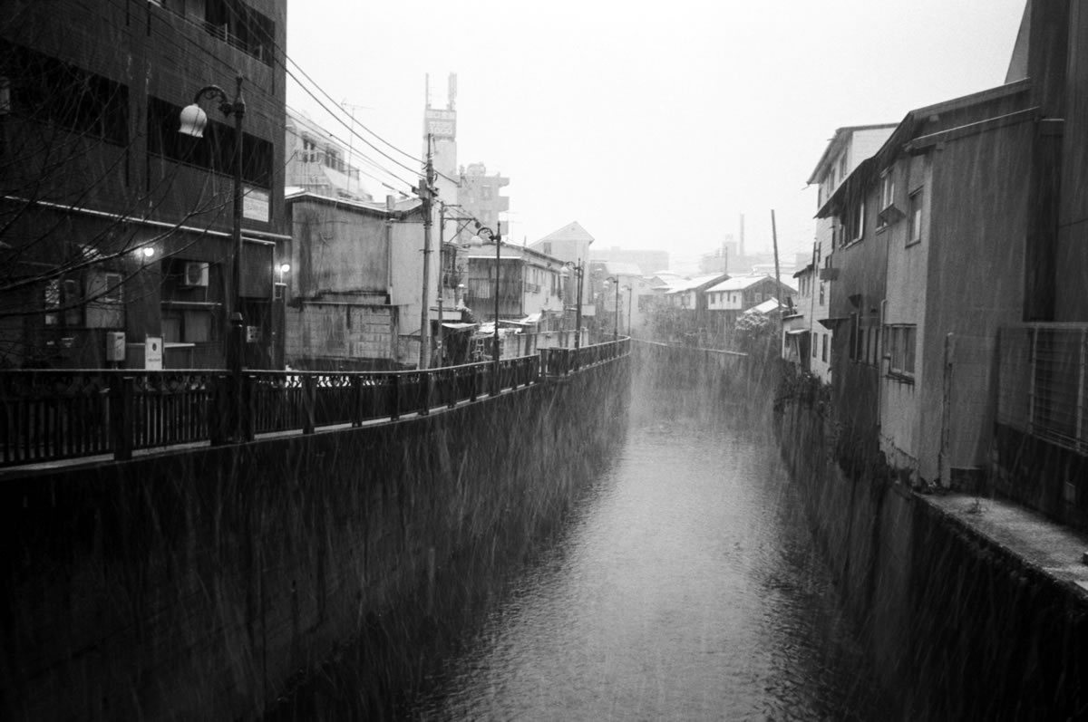 屋根は真っ白｜Leica M3 + Summaron 35mm F3.5 with goggles + Marix 400