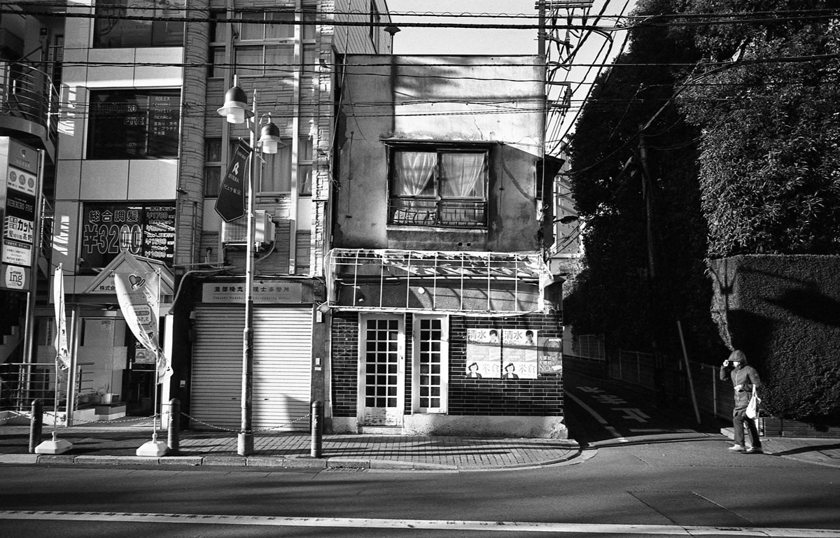 西日が眩しい西池袋｜Leica M5 + SUMMARON-M f5.6/28mm + ILFORD HP5 PLUS