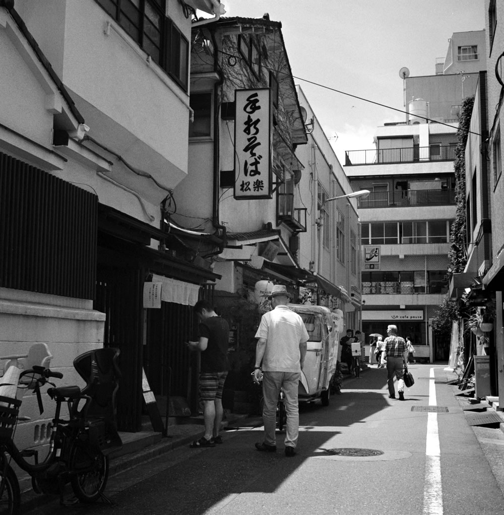 本日の目的地「すずめや」｜ROLLEIFLEX 2.8F + Fomapan 400 Action