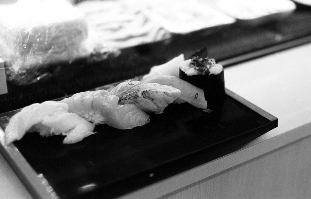 ひなと丸で寿司を味わう②|Leica M5 + DR Summicron 1:2/50mm + Fomapan 400 Action