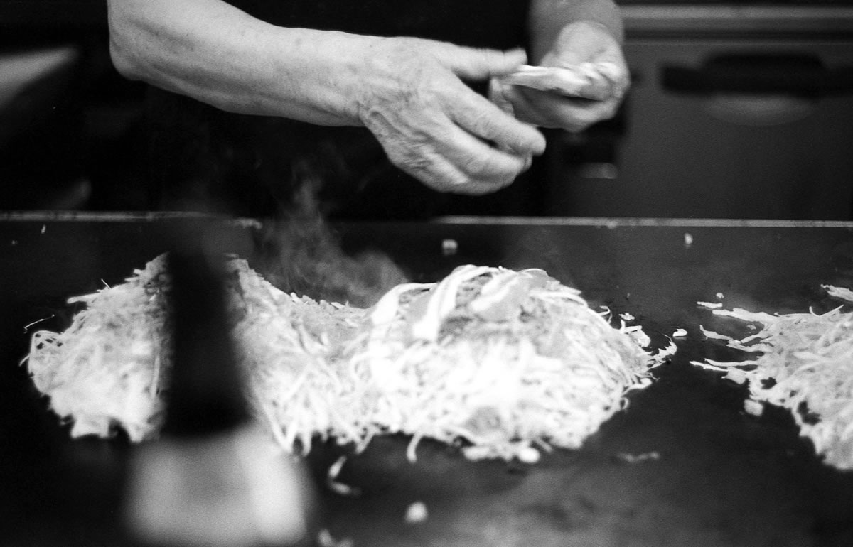 お好み焼きが出来上がってきました｜Leica M5 + DR Summicron 1:2/50mm + Fomapan 400 Action