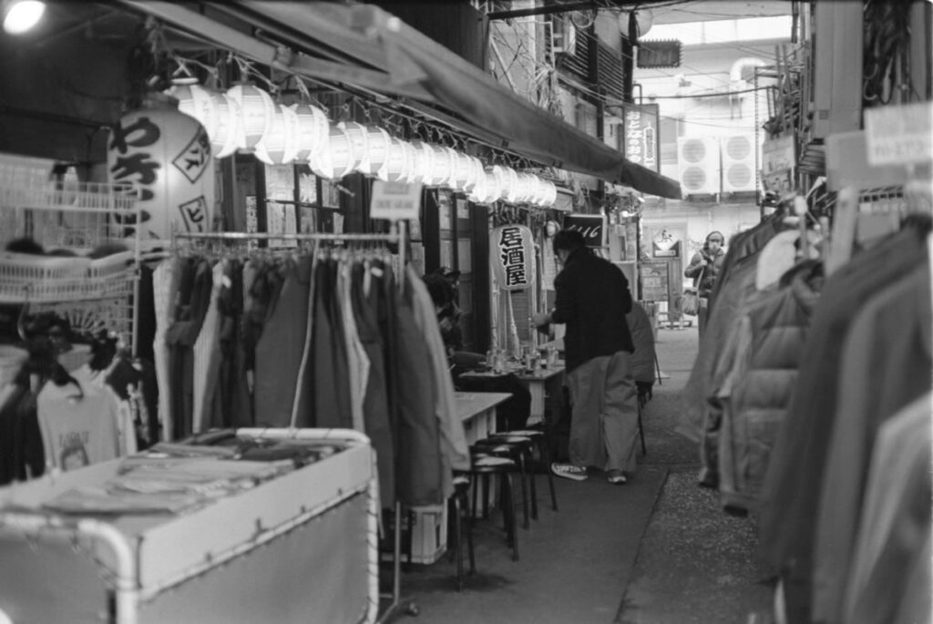 アメ横の飲み屋①｜Leica M3 + C Sonnar T* 1.5/50 ZM + FKodak TRI-X 400