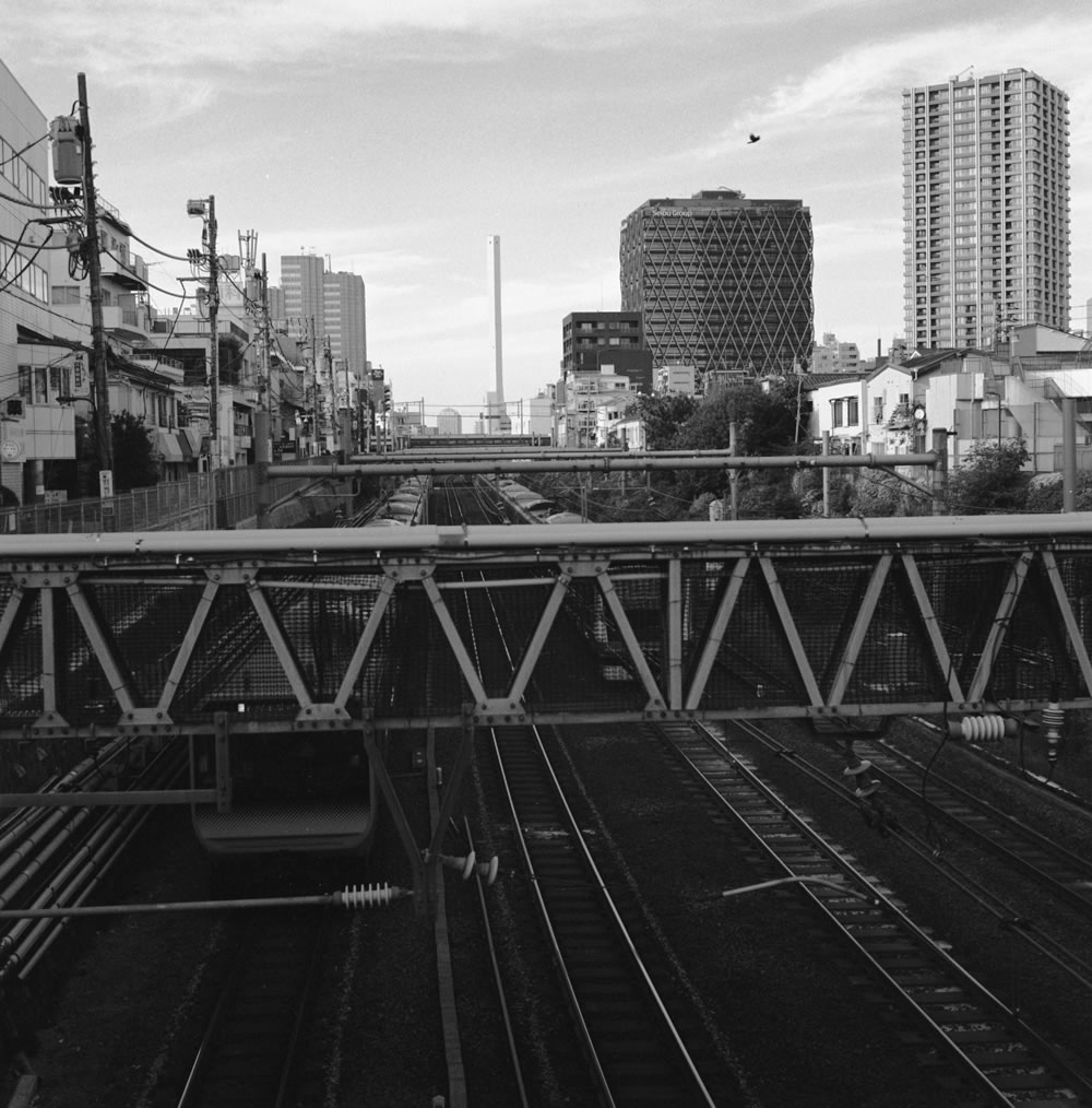 線路の先には池袋の町並みが｜ROLLEIFLEX 2.8F + Fomapan 400 Action