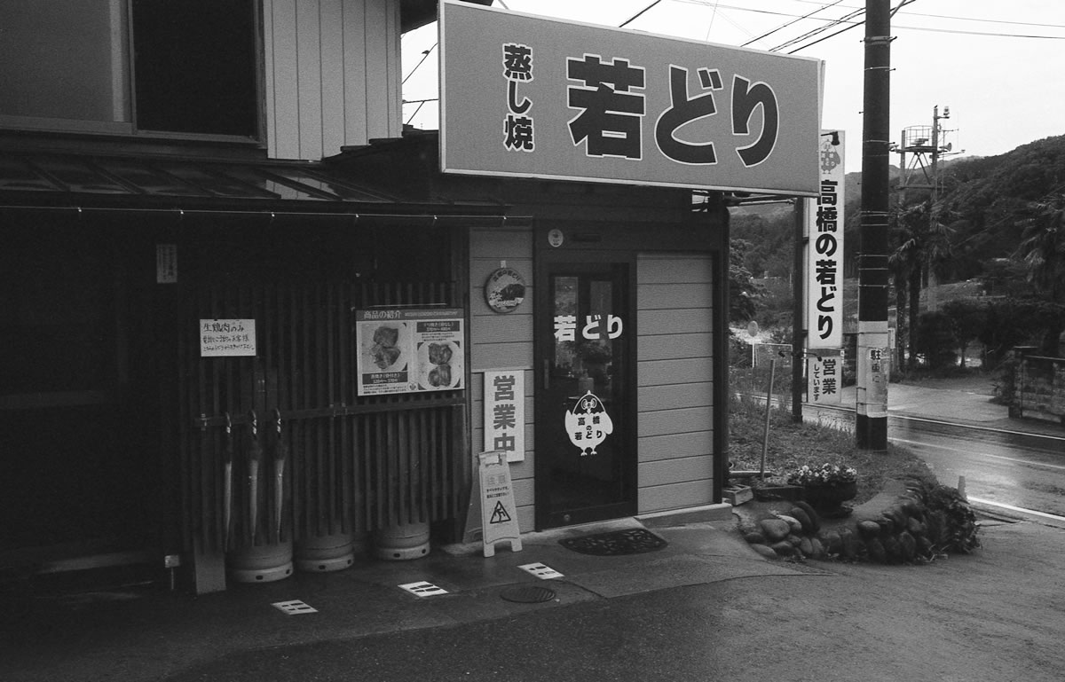 髙橋の若どりは必須！｜Leica M3 + Summaron 35mm F3.5 with goggles + Fomapan 400 Action