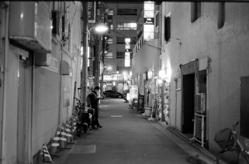 五反田の静かな夜の路地｜Leica M3 + C Sonnar T* 1.5/50 ZM + Fujifilm Neopan 400 Presto