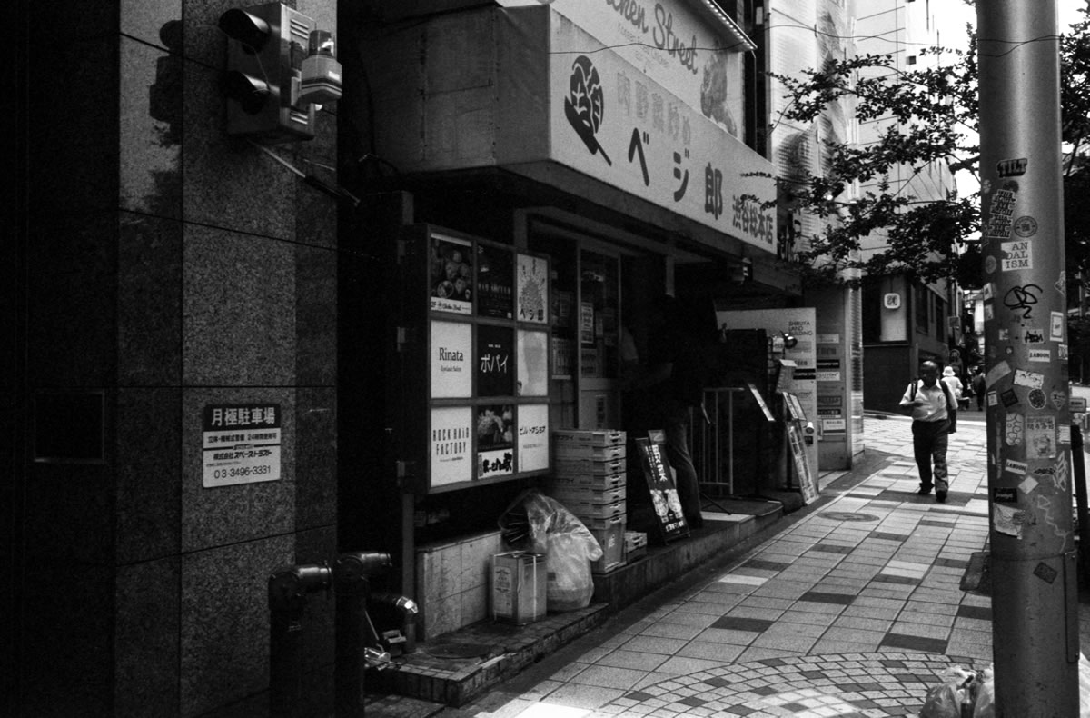 二郎がダメならベジ郎で｜Leica M3 + Summaron 35mm F3.5 with goggles + Fomapan 400 Action