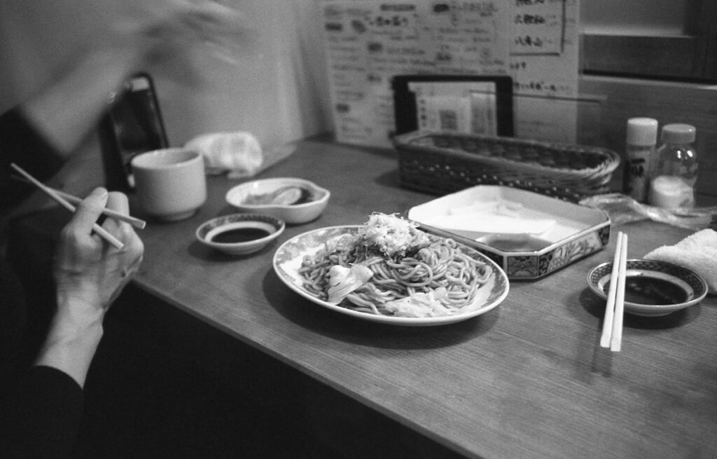 徳田酒店の焼きそばが美味しい|Leica M3 + Summaron 35mm F3.5 with goggles + Fomapan 400 Action