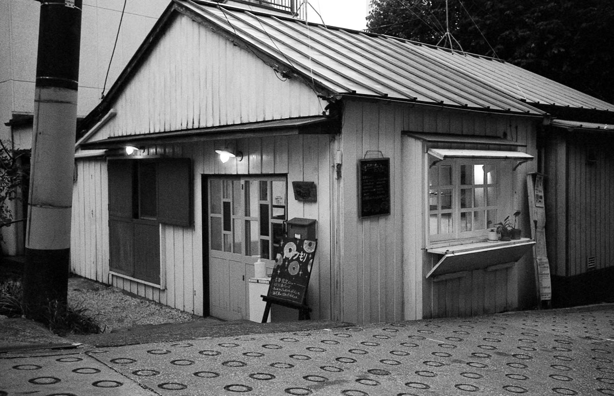 裏路地には素敵な店がいっぱい｜Leica M3 + Summaron 35mm F3.5 with goggles + Fomapan 400 Action