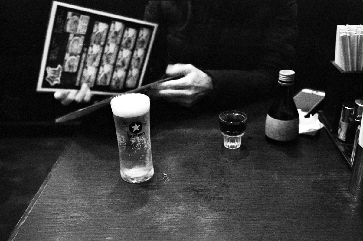 まずはビールと紹興酒で｜Leica M3 + Summicron 35mm f/2 Goggles + Marix 400