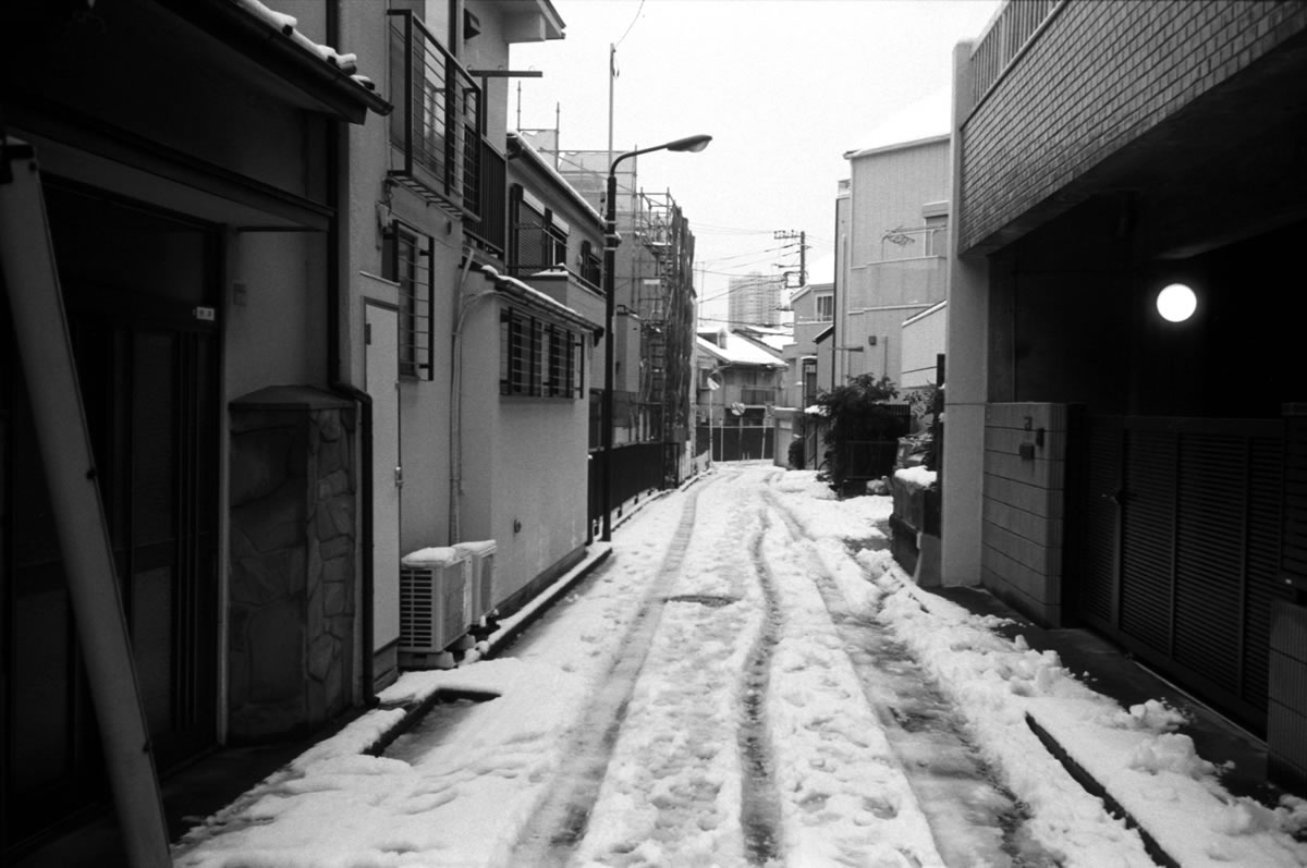 路地に入ると道路は雪で覆われています｜Leica M3 + Summaron 35mm F3.5 with goggles + Marix 400