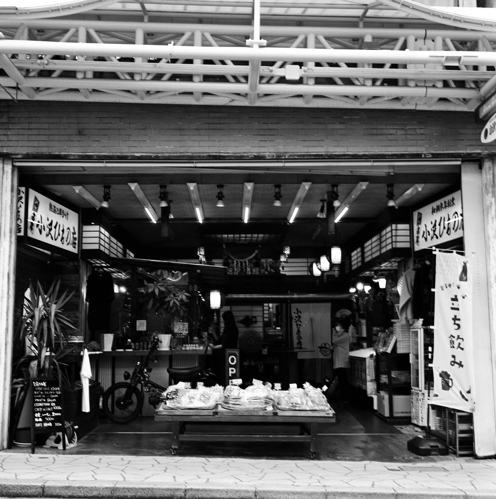「小沢ひもの店」で干物で一杯できるらしい｜ROLLEIFLEX 3.5F + Kentmere 400