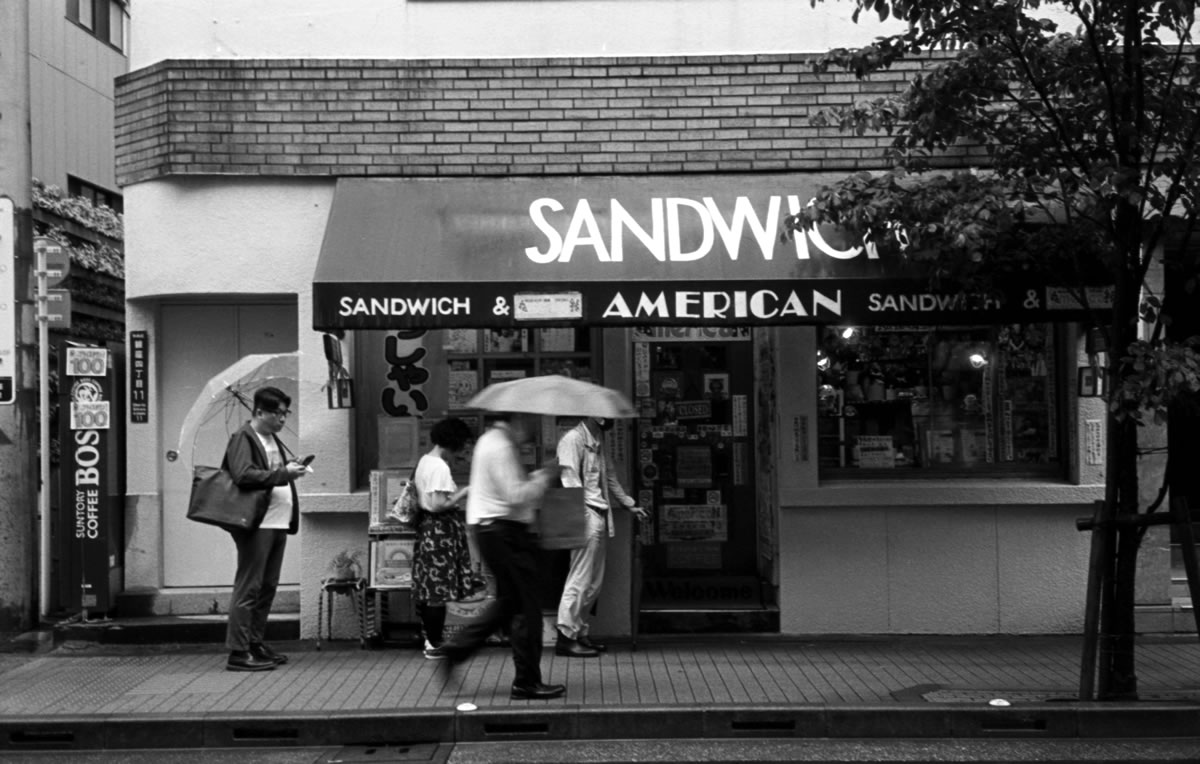 「アメリカン」というデカ盛りパンのお店らしい｜Rollei 35S + Fomapan 400 Action