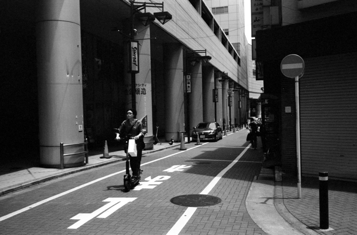 人も少な目な10時台の渋谷駅周辺｜Leica M3 + Summaron 35mm F3.5 with goggles + Fomapan 400 Action