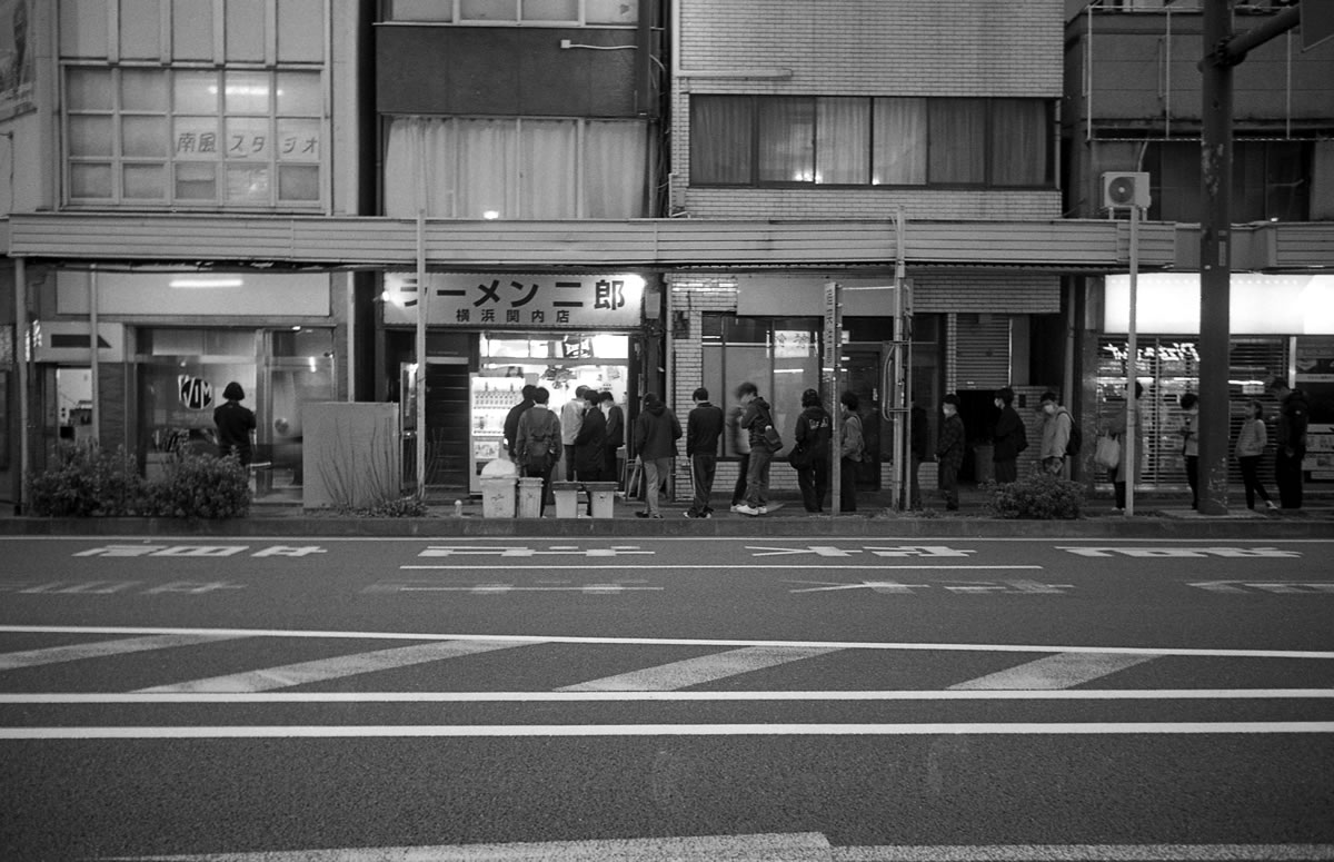 ラーメン二郎は今日も大行列｜Leica M3 + Summaron 35mm F3.5 with goggles + ILFORD HP5 PLUS