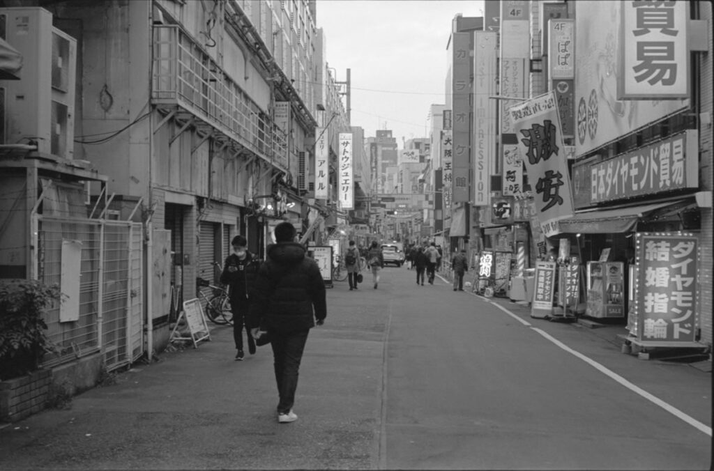 アメ横の裏通りは閑散としている｜Leica M3 + C Sonnar T* 1.5/50 ZM + FKodak TRI-X 400