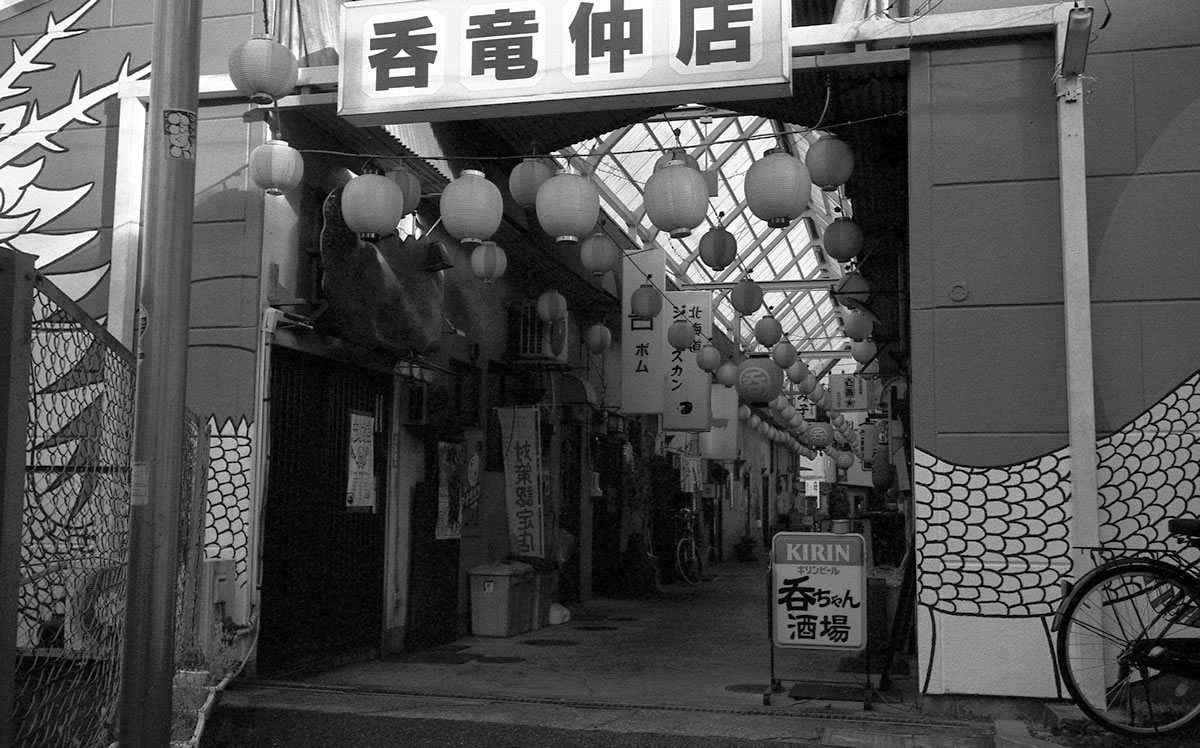 夜の街を発見｜Leica M3 + Summaron 35mm F3.5 with goggles + Fomapan 400 Action