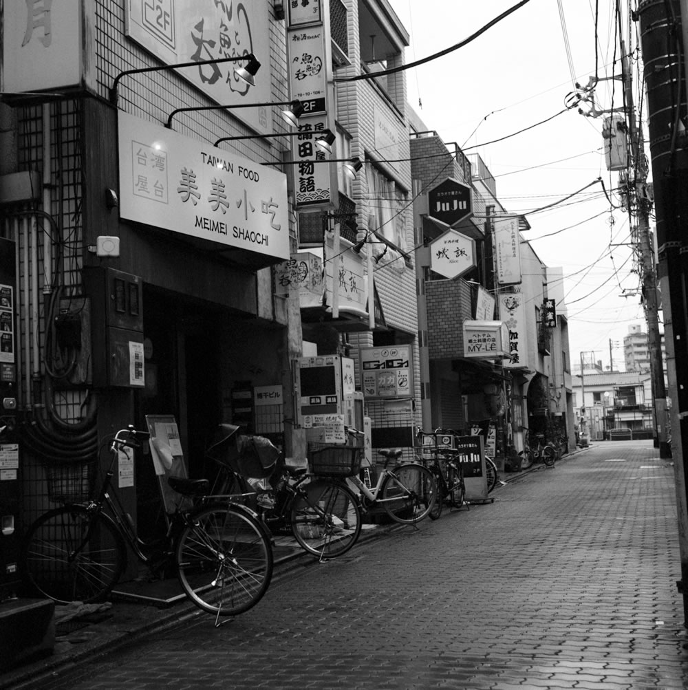 喜喜豆漿 （キキトウジャン）は飲み屋街のど真ん中にあります｜ROLLEIFLEX 2.8F + Fomapan 400 Action