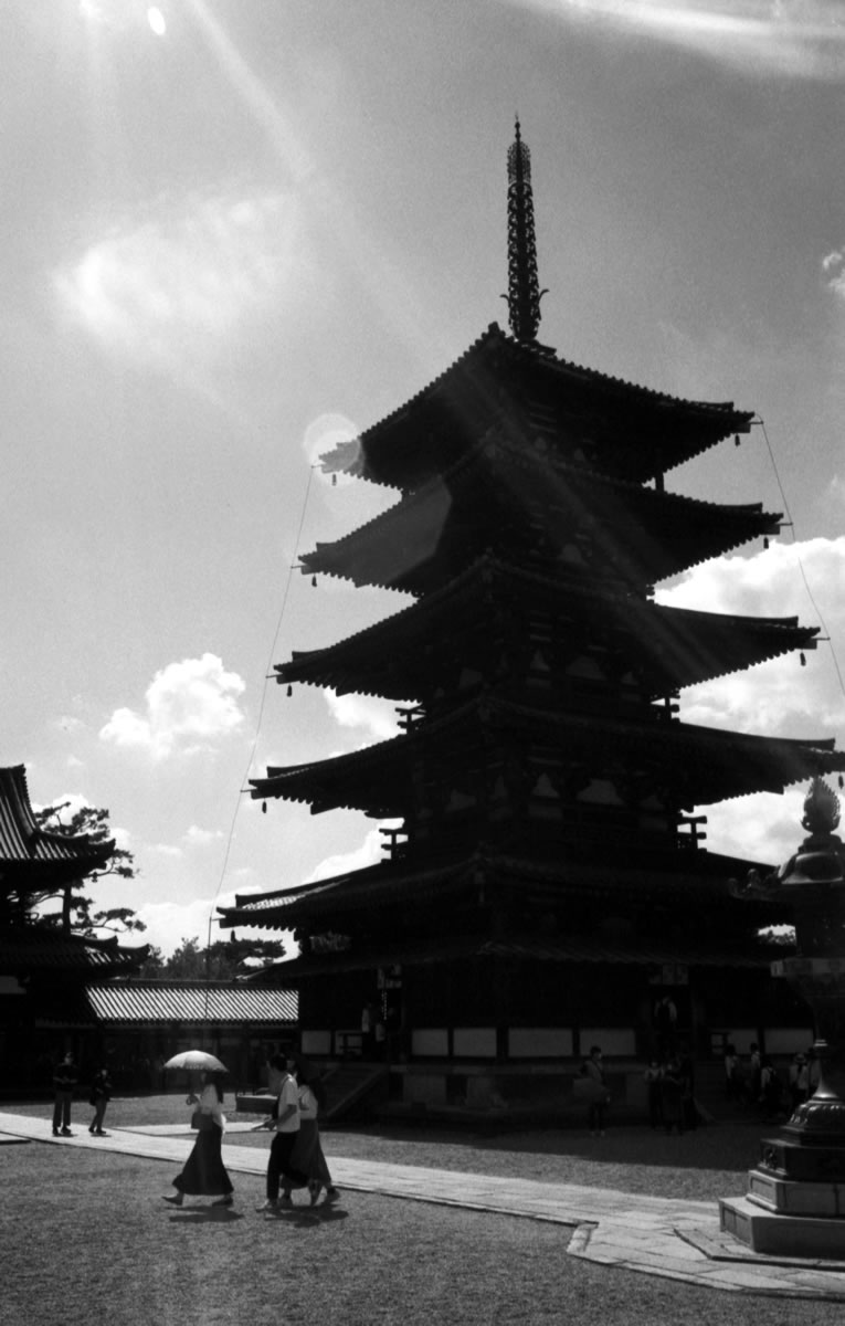 法隆寺、荘厳だ・・・｜Leica M5 + Summaron 35mm F3.5 with goggles + Fomapan200 Creative