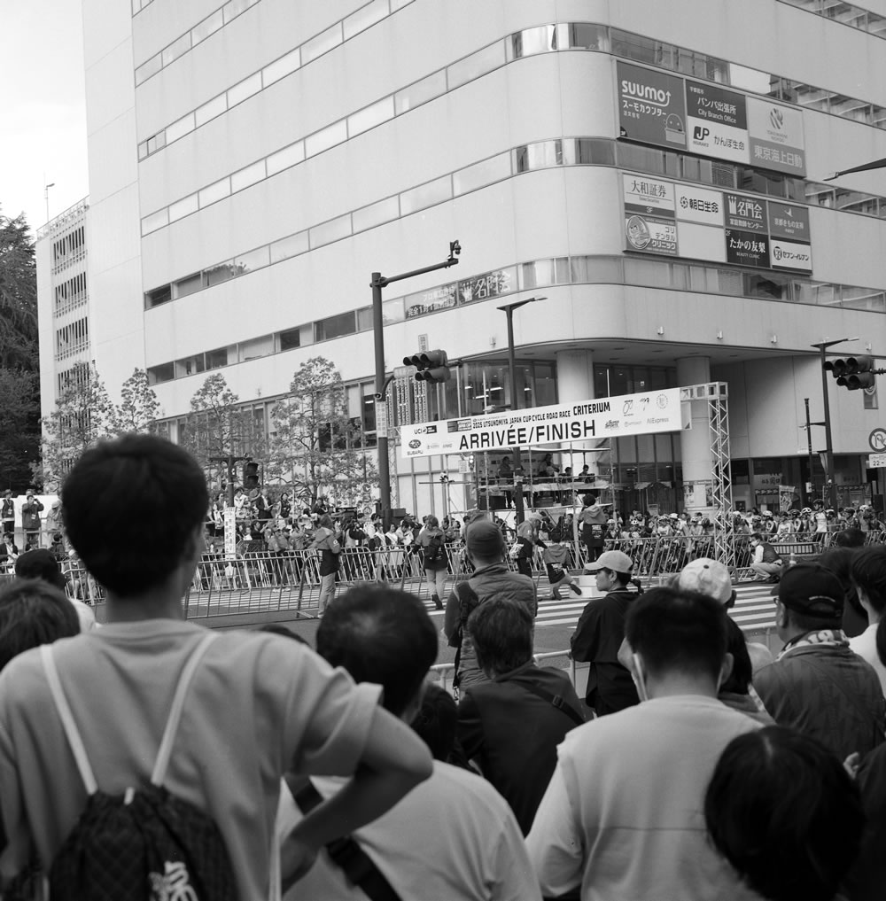 ジャパンカップのスタート・フィニッシュ地点｜ROLLEIFLEX 3.5F + Kentmere 400